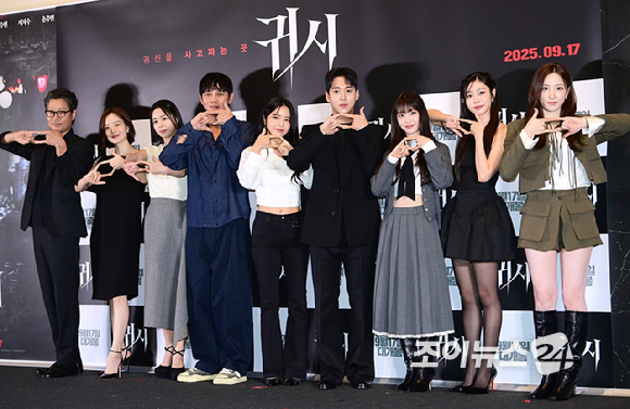 (왼쪽부터)마마무 솔라-차선우(B1A4 바로)-스테이씨 수민-러블리즈 서지수-우주소녀 은서(손주연)가 9일 오후 서울&nbsp;용산구&nbsp;CGV용산아이파크몰에서 열린 영화 '귀시'(감독 홍원기) 언론 배급 시사회에 참석하고 있다. [사진=정소희 기자]