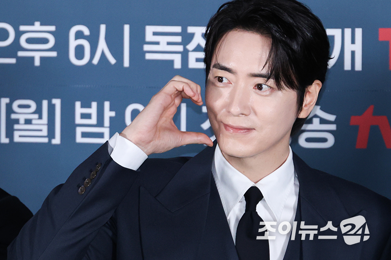 배우 이준혁이 8일 오전 서울 용산구 CGV 용산아이파크몰점에서 진행된 티빙 오리지널 '로또 1등도 출근합니다' 제작발표회에 참석해 포즈를 취하고 있다. [사진=문수지 기자]