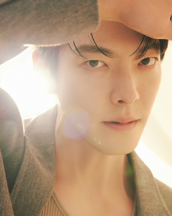 배우 김우빈이 넷플릭스 시리즈 '다 이루어질지니' 인터뷰에 앞서 포즈를 취하고 있다. [사진=넷플릭스]