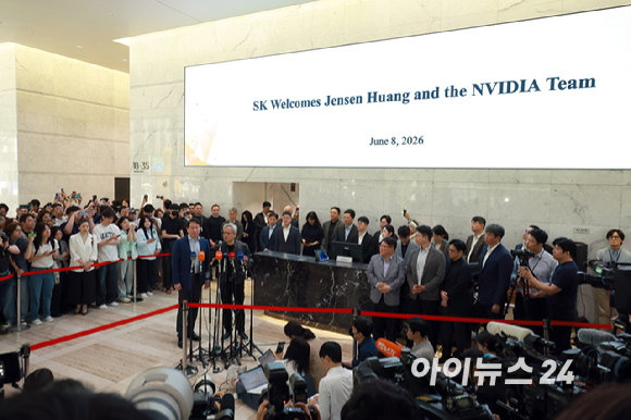 젠슨 황 엔비디아 최고경영자(CEO)가 8일 서울 종로구 SK서린빌딩에 방문해 최태원 SK그룹 회장(왼쪽)과 면담을 마치고 취재진과 질의 응답을 갖고 있다. [사진=정소희 기자]