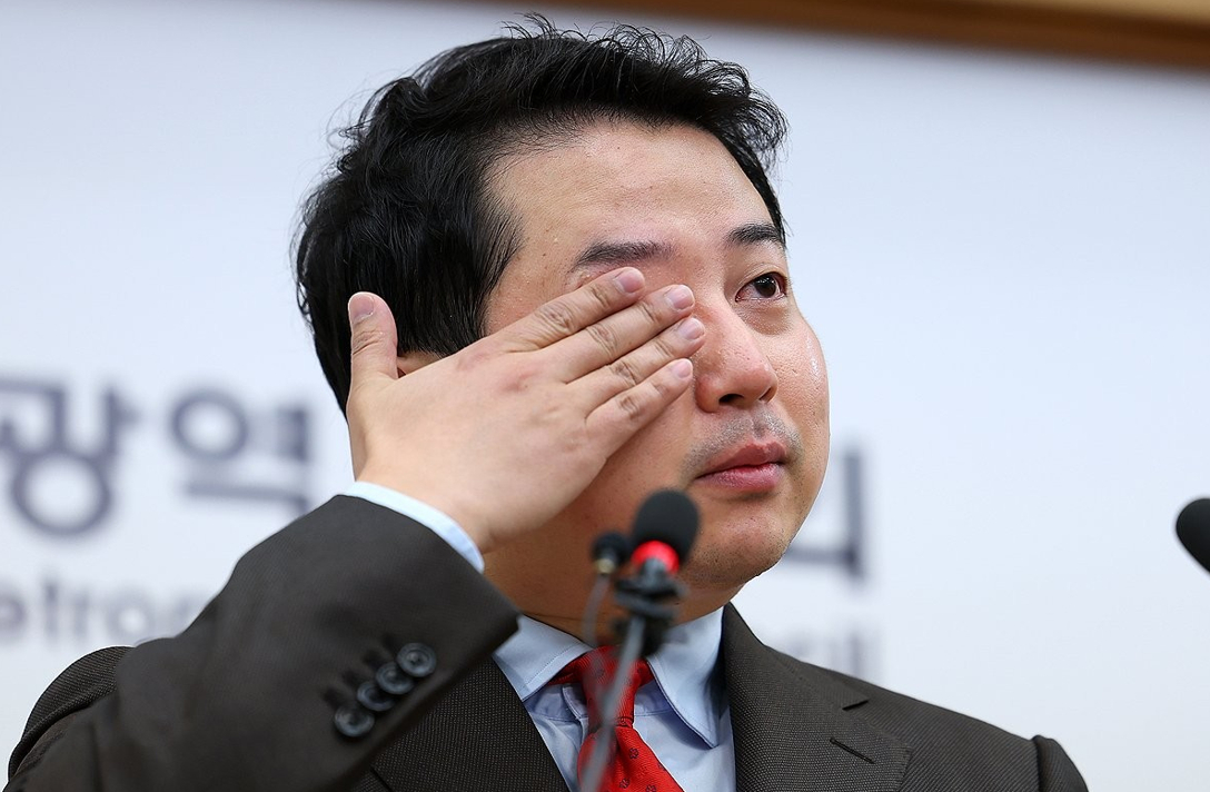 '막말 논란'으로 부산 수영구 공천이 취소된 장예찬 전 국민의힘 청년최고위원이 2024년 3월 18일 오후 부산 연제구 부산시의회에서 기자회견을 열고 눈물을 닦고 있다. 장 전 청년최고위원은 무소속 출마를 선언했다. 2024.3.18 [사진=연합뉴스]