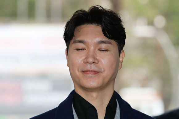 박수홍이 지난해 3월 15일 서울 마포구 서부지방법원에서 열린 친형 박씨 부부 횡령 혐의 4차 공판 출석 전 카메라 앞에 서 있다. [사진=뉴시스]