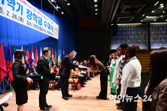 이중근 부영그룹 회장 겸 대한노인회장이 26일 서울 중구 대한상공회의소 국제회의장에서 열린 '우정교육문화재단 2026년 제1학기 장학금 수여식'에 참석해 국내 대학에서 수학 중인 외국인 유학생들에게 장학금을 지급하고 있다. [사진=정소희 기자]