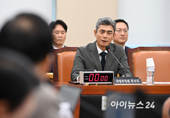 강신철 국방부 장관 후보자가 16일 서울 여의도 국회 국방위원회에서 열린 인사청문회에서 질의에 답변하고 있다. [사진=곽영래 기자]