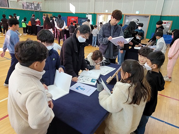 제주 신창초등학교 학생들이 북페어에 참여하고 있다 [사진=제주 신창초등학교]