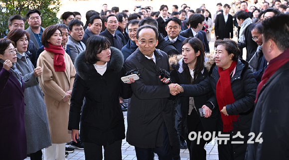 추경호 국민의힘 의원이 2일 서울 서초구 서울중앙지방법원에서 열린 구속 전 피의자 심문(영장실질심사)에 출석하며 국민의힘 의원들의 응원을 받고 있다. [사진=정소희 기자]