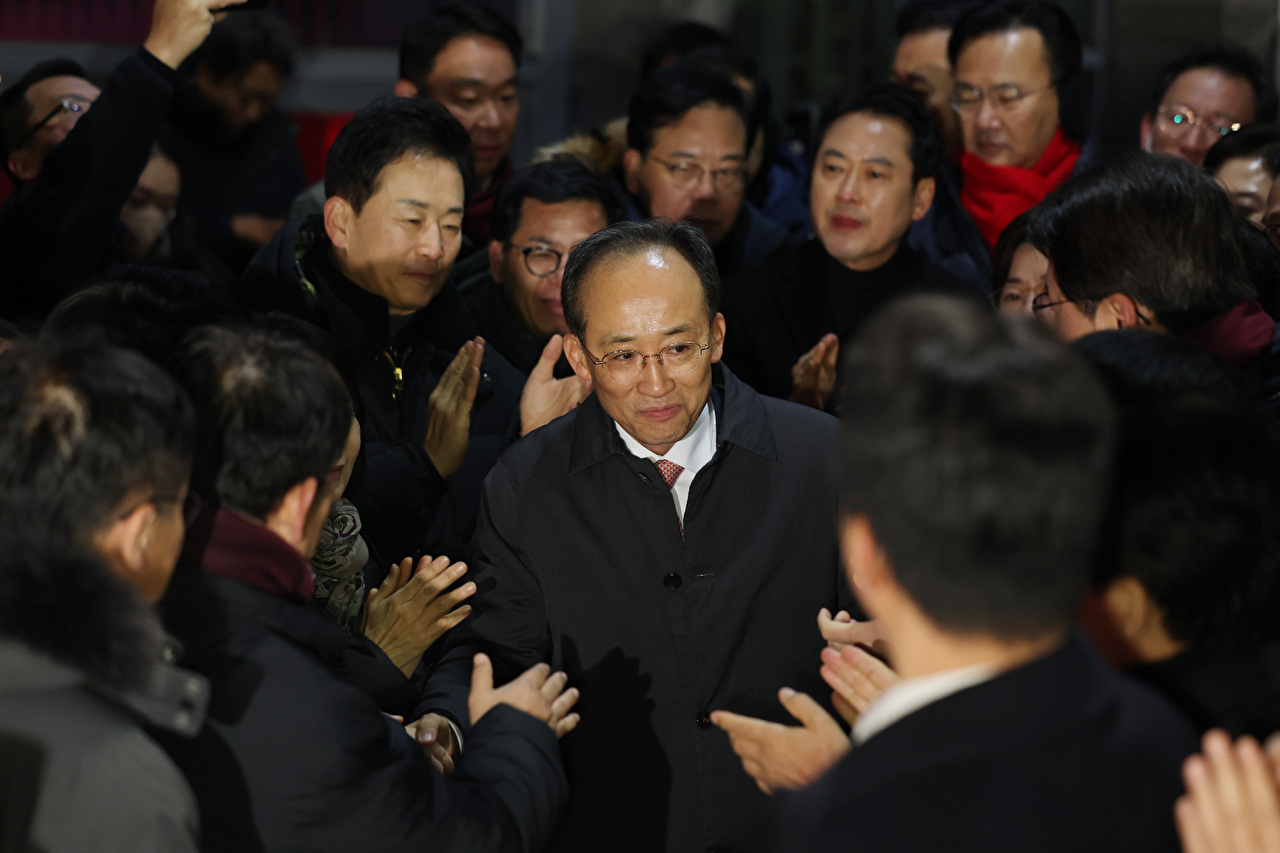 12·3 비상계엄 당시 의원들의 계엄 해제 표결 참여를 방해한 혐의를 받는 국민의힘 추경호 의원이 3일 구속영장이 기각돼 경기도 의왕 서울구치소를 나서고 있다. 2025.12.3 [사진=연합뉴스]