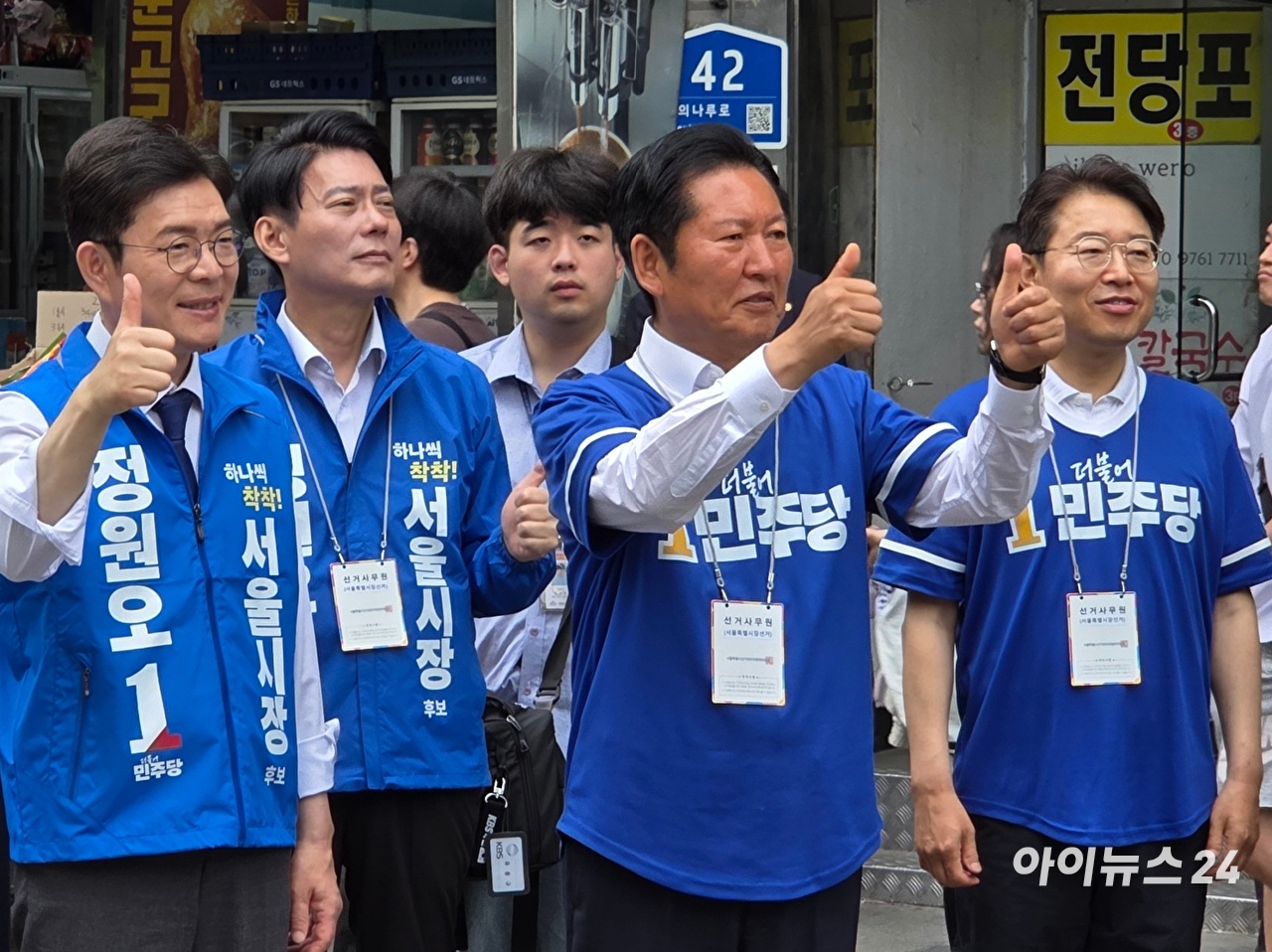 정청래 더불어민주당 대표가 26일 서울 영등포구 여의도역 5번 출구 인근에서 정원오 민주당 서울시장 후보와 함께 출근길 인사 유세 중인 모습. [사진=라창현 기자]