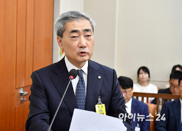 신현송 한국은행 총재가 9일 서울 여의도 국회에서 열린 재정경제기획위원회 전체회의에서 업무보고를 하고 있다. [사진=곽영래 기자]