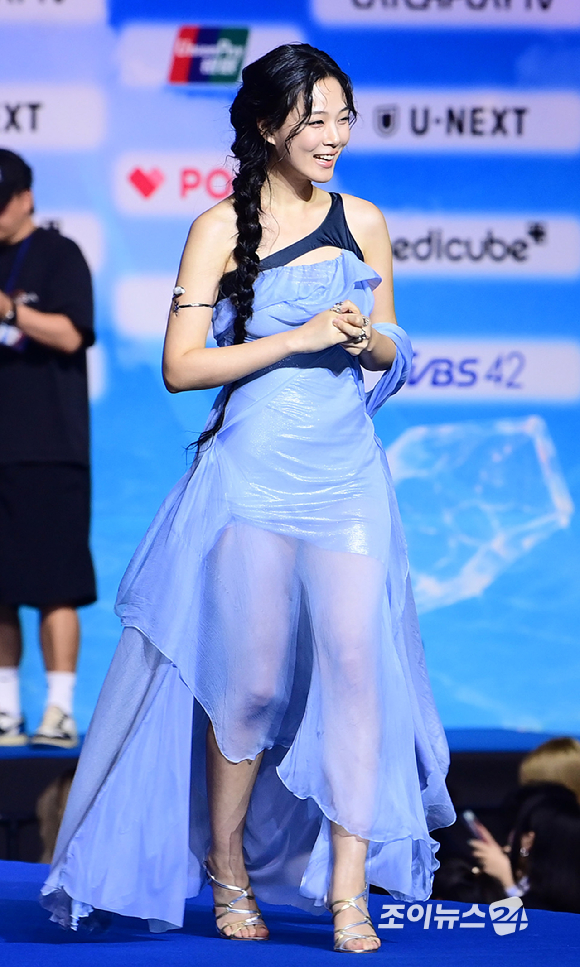 가수 비비(BIBI)가 9일 오후 경기도 일산 킨텍스에서 열린 2026 SBS 가요대전 Summer 블루카펫 행사에 참석하고 있다. [사진=정소희 기자]