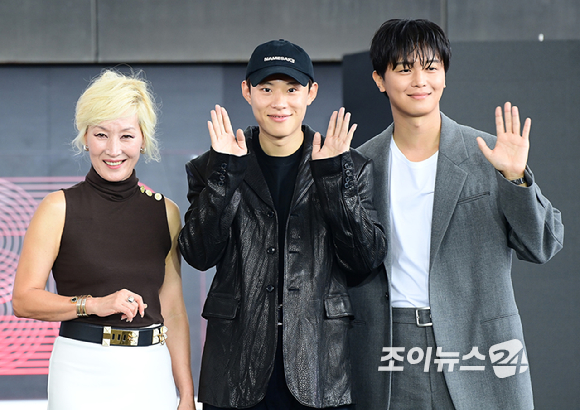 배우 이혜영-김성철-연우진이 19일 오후 부산광역시 해운대구 우동 영화의 전당에서 열린 제30회 부산국제영화제(BIFF) '파과' 야외무대인사 행사에 참석하고 있다. [사진=정소희 기자]