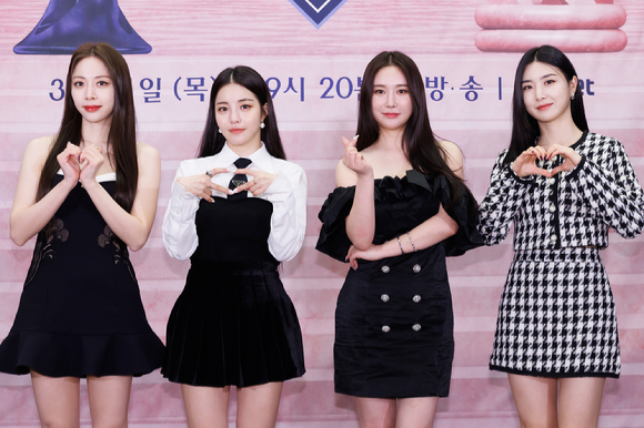 '퀸덤2' 각 그룹 리더즈가 30일 Mnet 새 예능 '퀸덤2' 온라인 제작발표회에 참석해 포즈를 취하고 있다. [사진=Mnet]