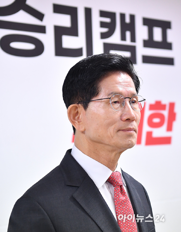 대선 출마를 선언한 김문수 전 고용노동부 장관이 18일 오전 서울 여의도 선거캠프에서 공약 기자회견을 하고 있다. [사진=곽영래 기자]