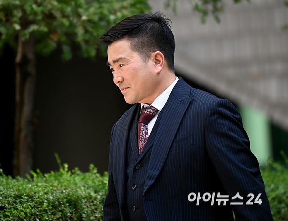12&middot;3 비상계엄 직후 병력을 이끌고 국회로 출동한 혐의로 재판에 넘겨진 김현태 전 707특임단장이 27일 오후 서울중앙지방법원에서 열린 1심 선고 공판에 출석하고 있다. [사진=곽영래 기자]