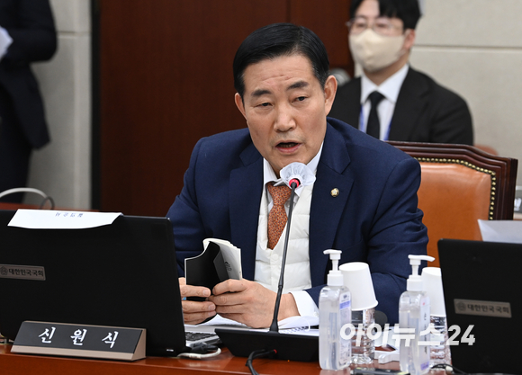 신원식 국민의힘 간사가 서울 여의도 국회에서 열린 국방위원회 전체회의에서 의사진행 발언을 하고 있다. [사진=김성진 기자]