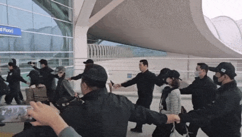 경호원에 둘러쌓인 걸그룹 하츠투하츠 멤버들이 인천공항에 들어서고 있다. [사진=X 캡처 @@enter_issue]