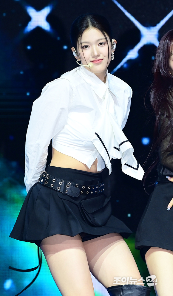 그룹 이즈나 윤지윤이 25일 오후 서울 광진구 광장동 예스24라이브홀에서 열린 izna(이즈나) 미니 1집 'N/a' 발매 기념 데뷔 쇼케이스에 참석해 멋진 무대를 선보이고 있다. [사진=정소희 기자]