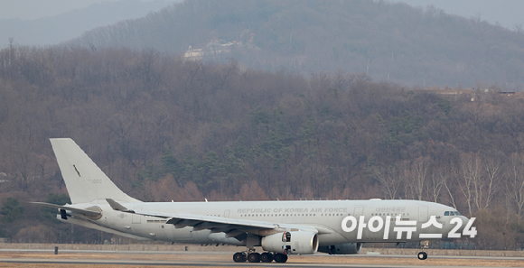 중동 전쟁 확대로 레바논에 체류 중이던 우리 국민 204명과 외국 국적 가족 5명 및 우방국(일본) 국민 2명 등 총 211명이 대한민국 군 수송기(KC-330)를 타고 15일 오후 성남공항에 도착하고 있다. 2026. 03.15. [사진=사진공동취재단]
