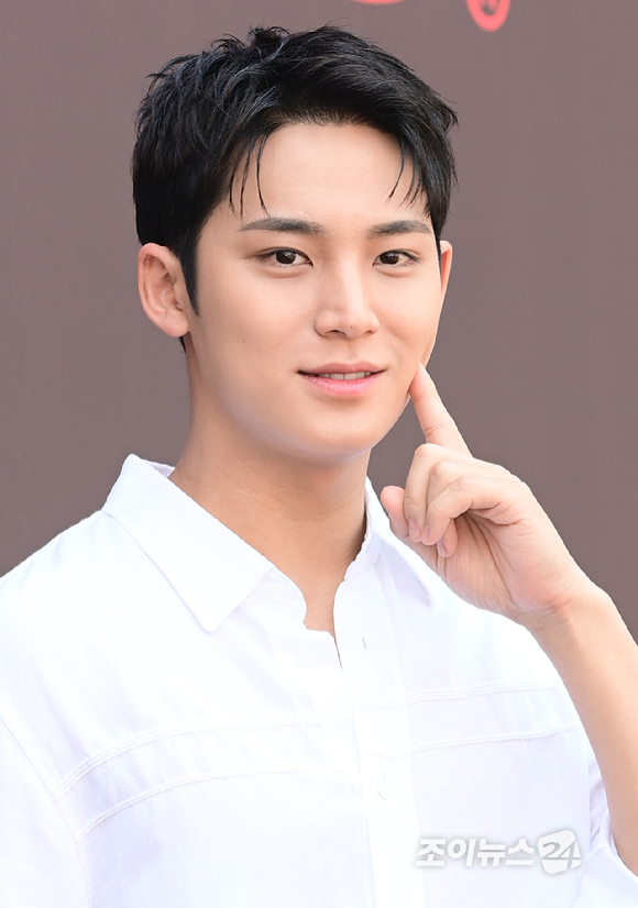 세븐틴(SEVENTEEN) 민규가 2일 오전 서울 성동구 성수동 엠엠성수에서 열린 스니커즈 에너지 스테이션 팝업 포토세션에 참석하고 있다. [사진=정소희 기자]