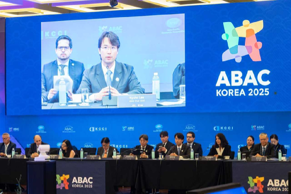 이규호 코오롱그룹 부회장이 27일 부산에서 열린 2025 APEC 기업인자문위원회(ABAC) 제4차 회의에서 바이오헬스케어 워킹그룹(BHWG) 의장으로 회의를 주재하고 있다. [사진=코오롱]