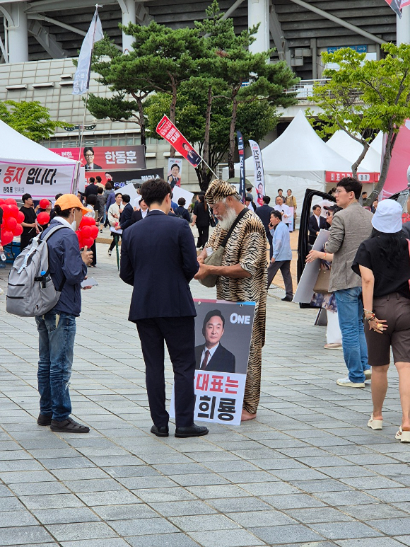 호랑이 복장을 한 원희룡 후보 지지자가 17일 전당대회 합동연설회가 열린 고양 소노 아레나 앞에서 원 후보 지지를 호소하고 있다. [사진=유범열 기자]