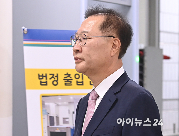 내란 중요임무 종사자 등 계엄 가담 의혹을 받는 박성재 전 법무부 장관이 27일 오전 서울 서초구 서울중앙지방법원에서 열린 공판에 출석하고 있다. [사진=곽영래 기자]