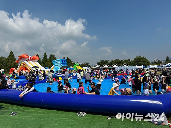 지난 20일 부산광역시 북구 화명생태공원 민속놀이마당에서 열린 ‘제2회 낙동강 물총축제’에 참여한 시민들이 축제를 즐기고 있다. [사진=정예진 기자]