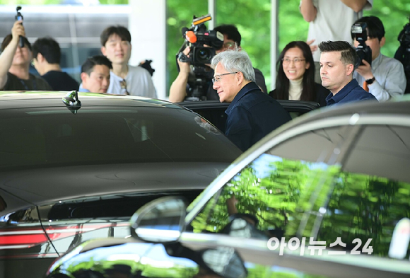 젠슨 황 엔비디아 최고경영자(CEO)가 5일 오후 전세기를 통해 서울김포비즈니스항공센터로 입국하고 있다. [사진=정소희 기자]