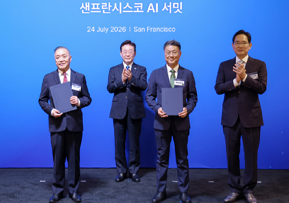 한진만 삼성전자 파운드리 사장과 혹 탄 브로드컴 최고경영자가 24일(현지시간) 이재명 대통령이 임석한 가운데 미국 샌프란시스코 더 미드웨이에서 열린 AI 서밋에서 첨단 반도체 기술 분야 전략적 파트너십 업무협약을 체결한 뒤 기념 촬영을 하고 있다. 오른쪽은 이재용 삼성전자 회장. 2026.7.25 [사진=연합뉴스]