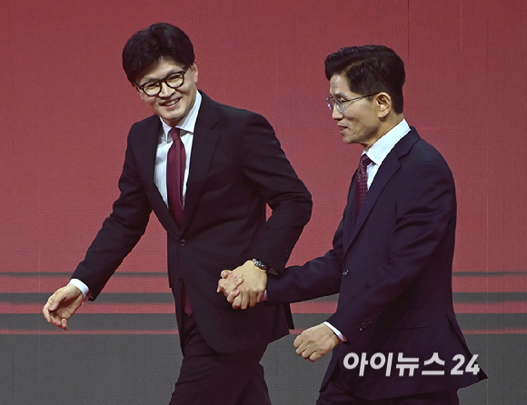 국민의힘 한동훈·김문수 대선 경선 후보가 3일 오후 경기 일산 킨텍스에서 열린 제5차 전당대회에서 기념촬영을 마친 뒤 무대를 내려오고 있다. [사진=곽영래 기자]