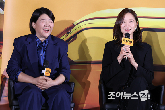 배우 이정은, 공효진이 27일 오전 서울 광진구 자양동 롯데시네마 건대입구점에서 열린 영화 '경주기행'(감독 김미조) 제작보고회에 참석해 소감을 말하고 있다. [사진=문수지 기자]