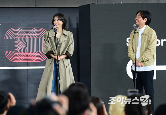 배우 김다미가 19일 오후 부산광역시 해운대구 우동 영화의 전당에서 열린 제30회 부산국제영화제(BIFF) '대홍수' 야외무대인사 행사에 참석하고 있다. [사진=정소희 기자]