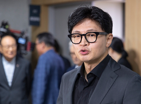 무소속 한동훈 의원이 지난 15일 국회 의원회관에서 열린 토론회에 참석한 뒤 취재진과 가진 간담회에서 김승원 법무부 장관 후보자와 더불어민주당 김민석 대표의 SNS 메시지와 관련해 발언하고 있다. 2026.9.15 [사진=연합뉴스]