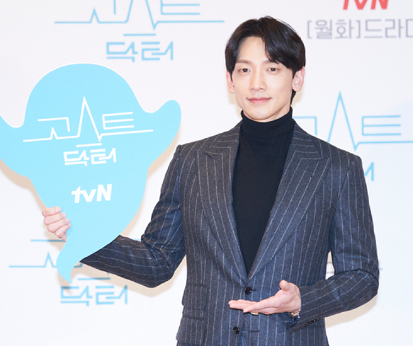 배우 정지훈(비)이 3일 온라인으로 진행된 tvN 새 월화드라마 '고스트 닥터' 제작발표회에 참석해 포즈를 취하고 있다. [사진=tvN]