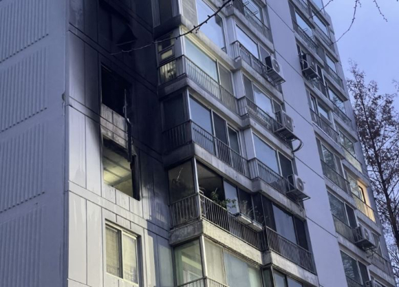 서울시 송파구 올림픽선수촌아파트 5층에서 화재가 발생해 주민 2명이 심정지 상태에 빠졌다. 사진은 화재가 발생한 아파트. [사진=연합뉴스]