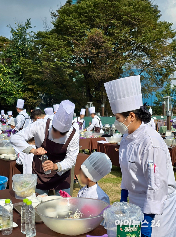 25일 서울 광진구 워커힐 호텔 명월관에서 '어린이 김치 만들기' 행사가 진행됐다. [사진=송대성 기자]