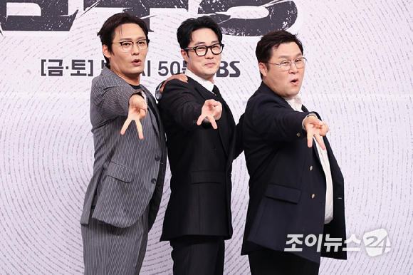 배우 최대훈, 소지섭, 윤경호가 25일 오후 서울 양천구 목동 SBS에서 진행된 SBS 새 금토드라마 '김부장' 제작발표회에 참석해 포즈를 취하고 있다. [사진=문수지 기자]