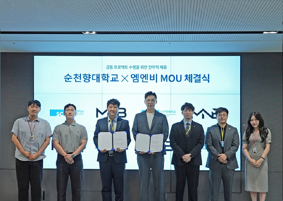 염동현 청강문화산업대학교 교수(왼쪽)와 배민호 엠엔비 대표(오른쪽)가 기념촬영을 하고 있다. [사진=넷마블]