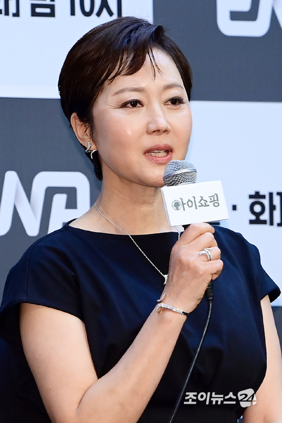 배우 염정아가 21일 오후 서울 마포구 상암동 스탠포드호텔에서 열린 ENA 새 월화드라마 '아이쇼핑' 제작발표회에 참석해 소감을 말하고 있다. [사진=문수지 기자]