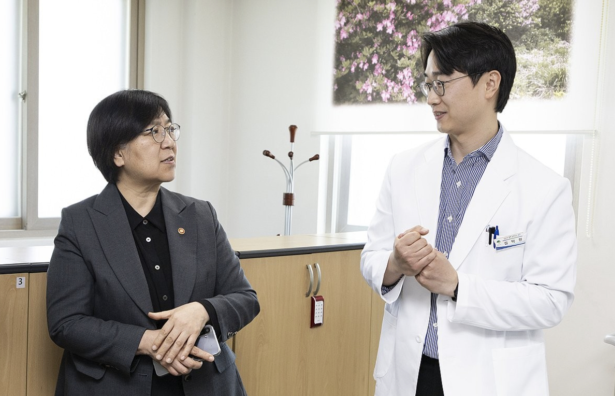 정은경 보건복지부 장관이 24일 경북 영주시 안정면보건지소를 방문, 의료진과 대화하고 있다. 이날 정 장관은 영주시 보건소 기능개편 추진 상황을 점검하고, 지역순회 간담회를 열어 의료취약지 해소 방안을 논의했다. 2026.4.24 [사진=연합뉴스]