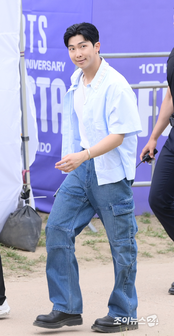 방탄소년단 RM(김남준)이 17일 서울 영등포구 여의도 한강공원에서 열린 방탄소년단 데뷔 10주년 FESTA @여의도(BTS 10th Anniversary FESTA @Yeouido)의 '오후 5시 김남준 입니다' 코너 진행을 마치고 퇴장하고 있다. [사진=정소희 기자]