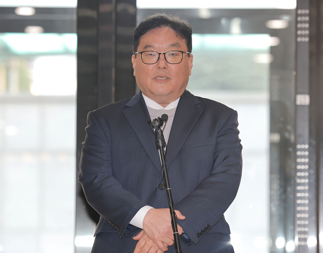 쿠팡 퇴직금 미지급 사건과 관련해 직권남용 권리행사 방해 및 국회에서의 증언&middot;감정 등에 관한 법률 위반 혐의로 기소된 엄희준 검사가 27일 서울 서초구 안권섭 쿠팡&middot;관봉권 상설특별검사팀 사무실 앞에서 기소 반박 기자회견을 하고 있다. 2026.2.27 [사진=연합뉴스]