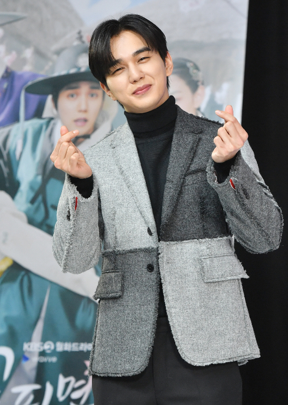 배우 유승호가 20일 온라인으로 진행된 KBS 2TV 새 월화드라마 '꽃 피면 달 생각하고' 제작발표회에 참석해 포즈를 취하고 있다. [사진=KBS]