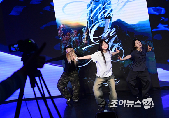 16일 오후 서울 마포구 홍대 인근 온맘씨어터에서 '케이유니버스 오픈클래스'가 진행됐다. 댄스팀 포메이가 수업을 진행하고 있다. [사진=정소희 기자]