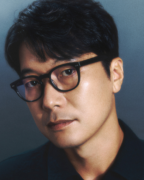 모완일 감독이 넷플릭스 시리즈 '아무도 없는 숲속에서' 인터뷰에서 포즈를 취하고 있다. [사진=넷플릭스]