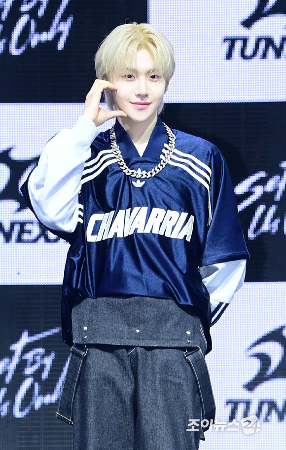 3일 오후 서울 광진구 광장동 예스24라이브홀에서 신인 보이그룹&nbsp;튜넥스(TUNEXX)&nbsp;첫 번째 미니 앨범 '셋 바이 어스 온리'(SET BY US ONLY) 발매 기념 쇼케이스가 열렸다.&nbsp;튜넥스 시환이 포토타임을 갖고 있다. [사진=정소희 기자]