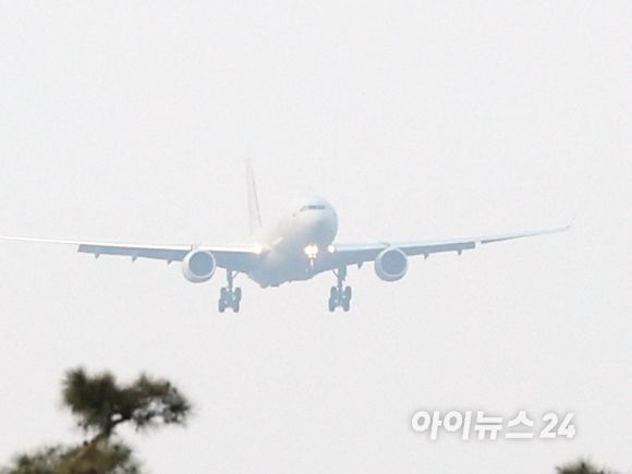 중동 전쟁 확대로 레바논에 체류 중이던 우리 국민 204명과 외국 국적 가족 5명 및 우방국(일본) 국민 2명 등 총 211명이 대한민국 군 수송기(KC-330)를 타고 15일 오후 성남공항에 도착하고 있다. 2026. 03.15. [사진=사진공동취재단]