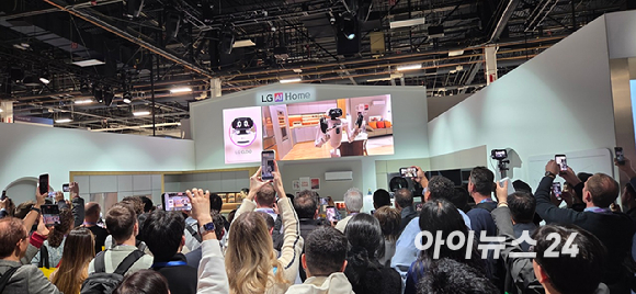 "왜 안 움직이죠?" "50분 정도 기다려야 해요" 6일(현지시간) 미국 라스베이거스에서 열린 CES 2026 웨스트홀에 자리한 현대차 부스. 휴머노이드 로봇 아틀라스를 기다리는 인파로 북적이고 있다. [사진=박지은 기자]