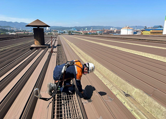포항제철소 직원이 풍수해 대비 공장 지붕 상태를 점검하고 있다. [사진=포스코]