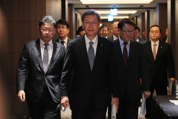 김창범 한국경제인협회 부회장을 비롯한 주요 기업 사장단이 21일 소공동 롯데호텔에서 열린 '한국경제 재도약을 위한 주요 기업 사장단 긴급 성명' 행사장으로 입장하고 있다. 사진 왼쪽부터 이형희 SK 위원장, 김창범 한경협 부회장, 박승희 삼성 사장. [사진=한국경제인협회]